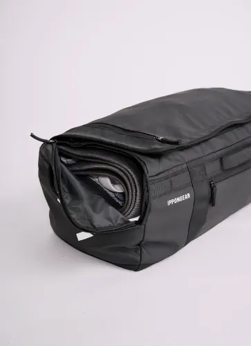 Sportinis-krepsys-Ippon-Gear-2-in-1-pagrindinis Erdvus sportinis krepšys Ippon Gear 2-in-1, pagamintas iš aukščiausios kokybės PU ir poliesterio.