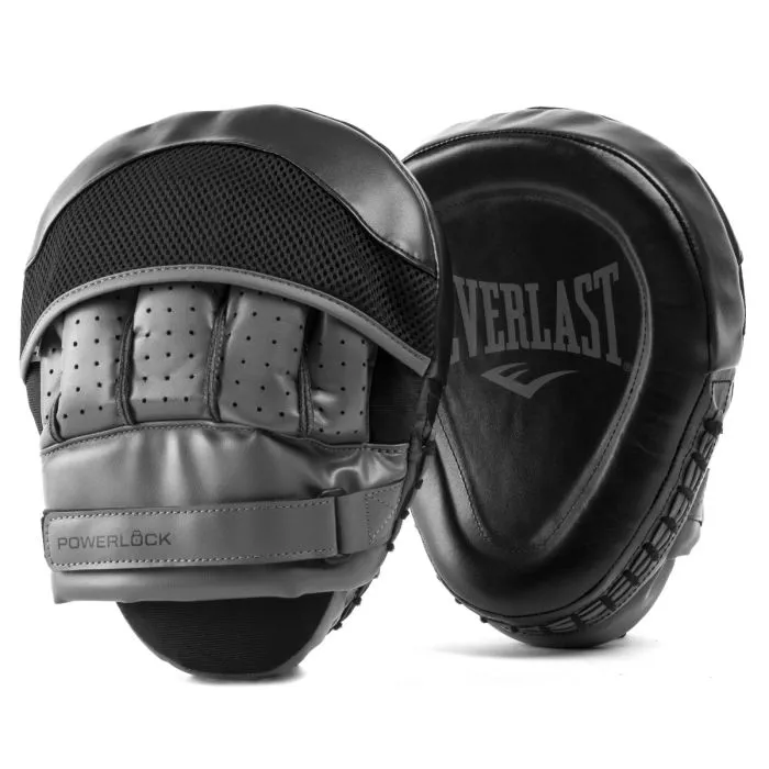 Bokso-letenos-Everlast-Powerlock-R-priekis Juodos spalvos natūralios odos bokso letenos Everlast Powerlock R su išlenktu smūgiavimo paviršiumi.