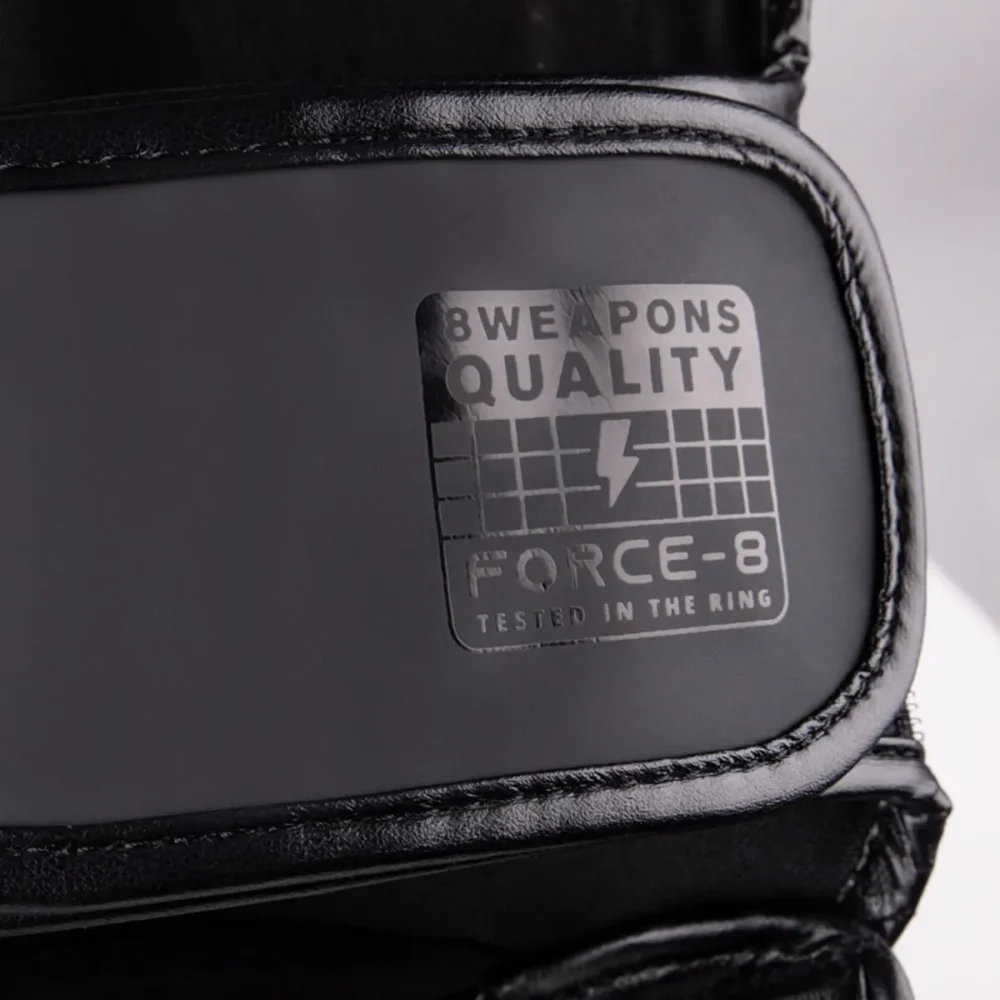 8 Weapons Force 8 kojų apsaugų nugarėlė su dviem tvirtais Velcro užsegimais ir elastingais pėdos dirželiais.