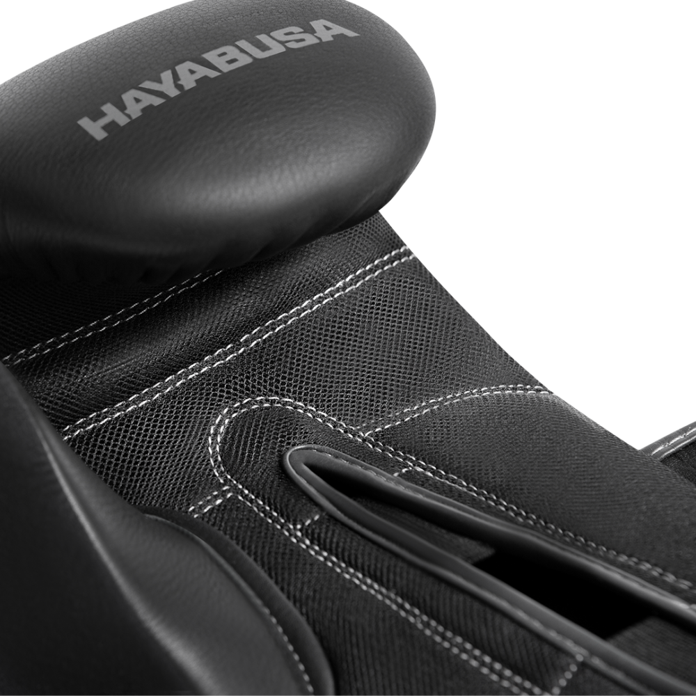 Bokso pirštinių Hayabusa S4 mikropluošto nykštys prakaitui valyti ir perforuotas delnas.