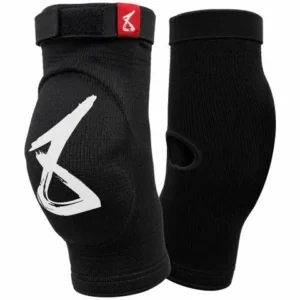 Juodos spalvos alkūnių apsaugos 8 WEAPONS Unlimited, skirtos profesionalioms Muay Thai ir MMA treniruotėms.