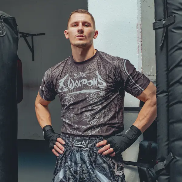 Funkciniai-marskineliai-8-Weapons-Tiger-Yant-juodi-pilki Juodi su pilkais raštais funkciniai marškinėliai 8 WEAPONS Tiger Yant, skirti kovos menams ir fitnesui.