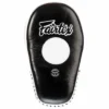 Bokso-letenos-Fairtex-FMV8-Pro-Angular-priekis Bokso letenos Fairtex FMV8 Pro Angular, skirtos profesionalioms Muay Thai ir bokso treniruotėms.