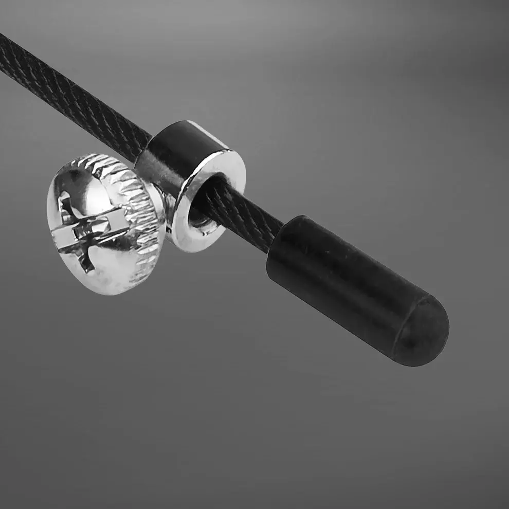 Šokdynė Venum Thunder EVO - Juoda Juodos spalvos greičio šokdynė Venum Thunder EVO su metalinėmis rankenomis, reguliuojamu plieniniu trosu ir fiksavimo varžtu stambiu planu.