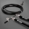 Šokdynė Venum Thunder EVO - Juoda Juodos spalvos greičio šokdynė Venum Thunder EVO su metalinėmis rankenomis, reguliuojamu plieniniu trosu ir fiksavimo varžtu stambiu planu.