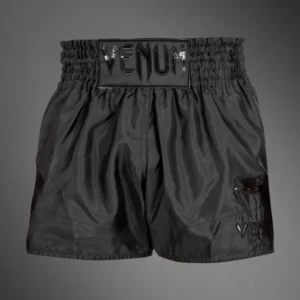 Muay thai šortai Venum Classic su plačiu tradiciniu juosmeniu ir subtiliu logotipu.